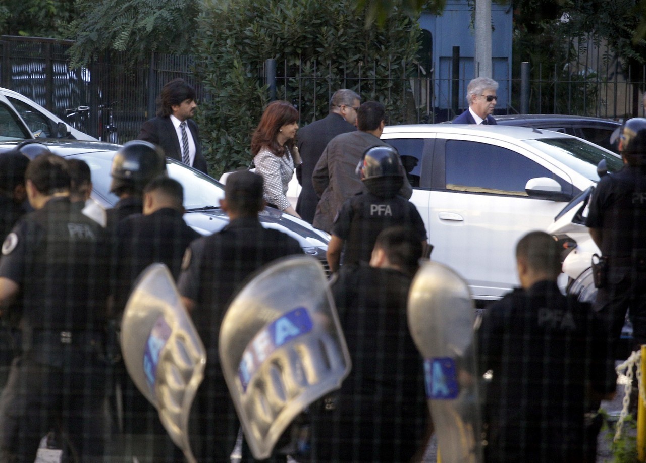 Cristina Kirchner pidió ser sobreseída en la causa Los Sauces.
La ex Presidenta Cristina Fernández de Kirchner se presentó en los tribunales federales de Retiro, citada por el juez Claudio Bonadio, por la causa Los Sauces, ante quién presentó un...