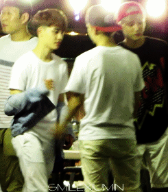 thekaitomysoo:  baekhyun comes to tease kaisoo when kyungsoo is half undressed~ 