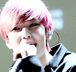 jelleu:  Zelo performing Vintage at Song Jieun’s showcase  