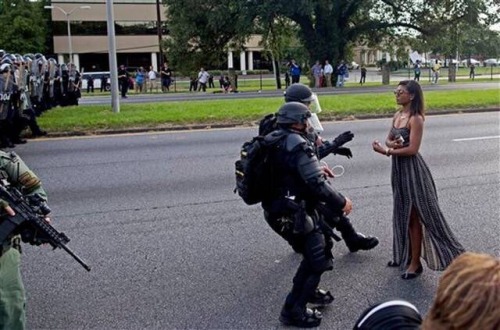 sauvamente: sauvamente: frontpagewoman: This picture is breaking Twitter: Woman confronts police at 