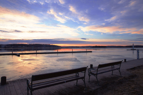 On the pier edge by annemwo https://flic.kr/p/2n9R4Wu