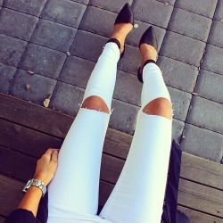 youthgreed:   White Distressed Cut Out Slim Jeans  ส.99 ร.90 26% OFF   