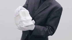 wetheurban:  SPOTLIGHT: Paper Sculptures by Li Hongbo Chinese artist Li Hongbo creates these mind blowing, flexible paper sculptures that might be at first mistaken for porcelain works.   Read More 