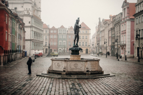 jaimelannister:Center mass, Poznan, Poland (by ewitsoe)