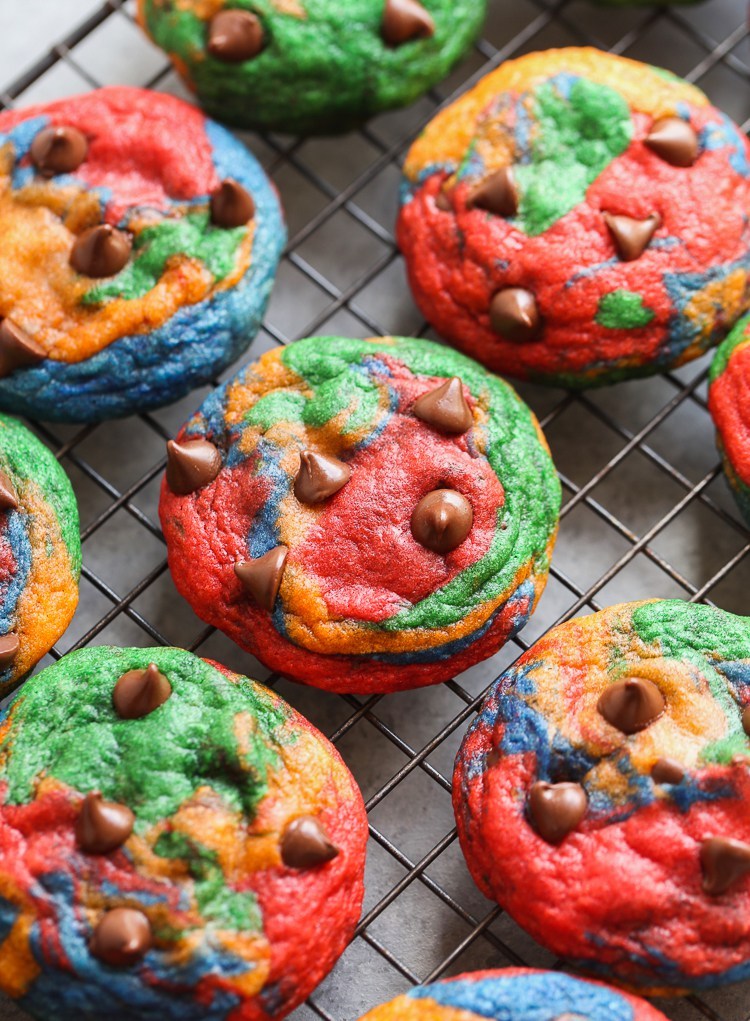 sweetoothgirl:    RAINBOW CHOCOLATE CHIP COOKIES  
