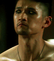 highwarlockofbrooklyn:Magnus Bane in detail – Episode 2x01 ‘This Guilty Blood’