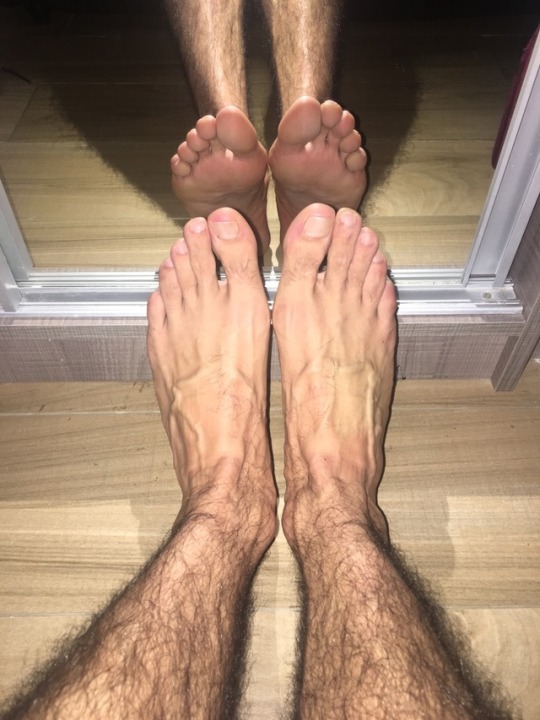 latinfeetasscock:  Mirror Mirror… (my feet)