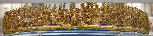 jeannepompadour:Crown of gold leaves and rosettes, used for banquet or funerary purposes; Ancient Ro