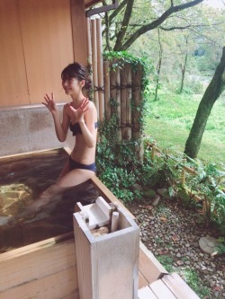 gkojax:山広美保子 トゥラブさんのツイート: 温泉カットもお気に入り。 外の景色すごく綺麗だったよ😌 https://t.co/lZP9Llyxe9