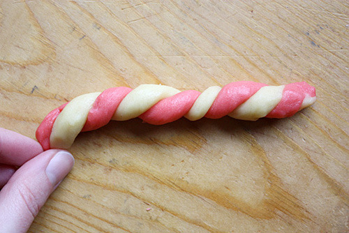 sketchinfun:  thecakebar:  Candy Cane Cookies Tutorial {click link for full tutorial}