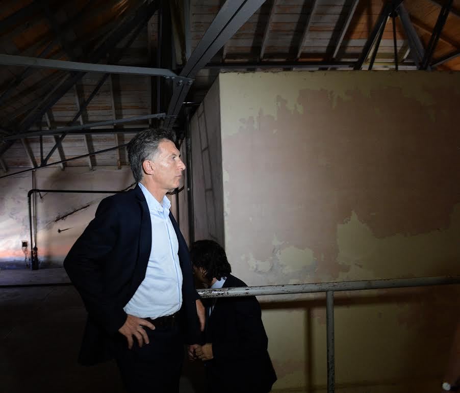 CAPUCHITA: Este lugar fue utilizado por los miembros del Servicio de Inteligencia Naval para torturar y mantener a sus secuestrados separados de los de la ESMA.
El presidente Mauricio Macri visitó esta mañana el predio donde funcionó el centro...