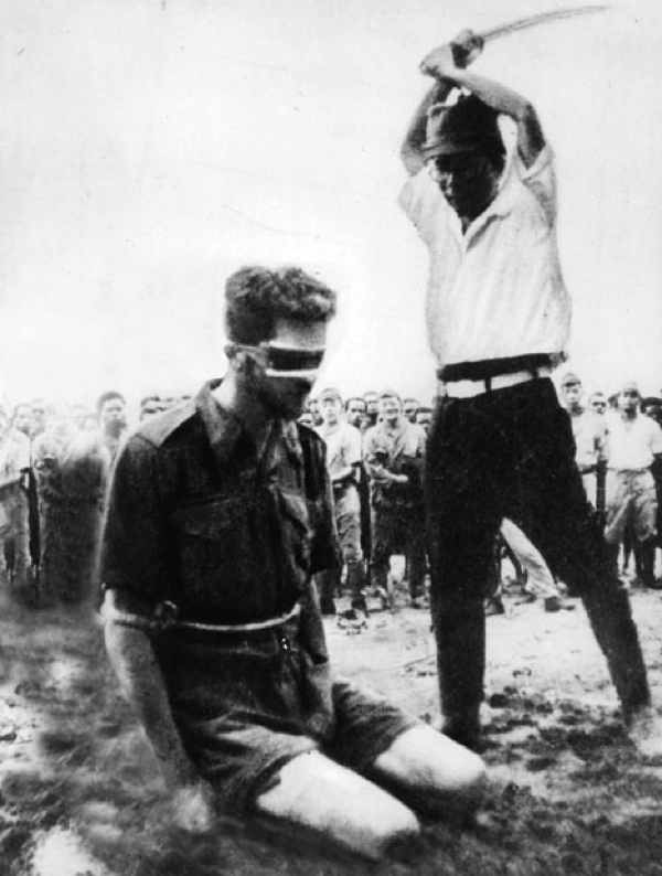 historicaltimes:  Japanese Officer Yasuno Chikao beheading Australian Sergeant Leonard