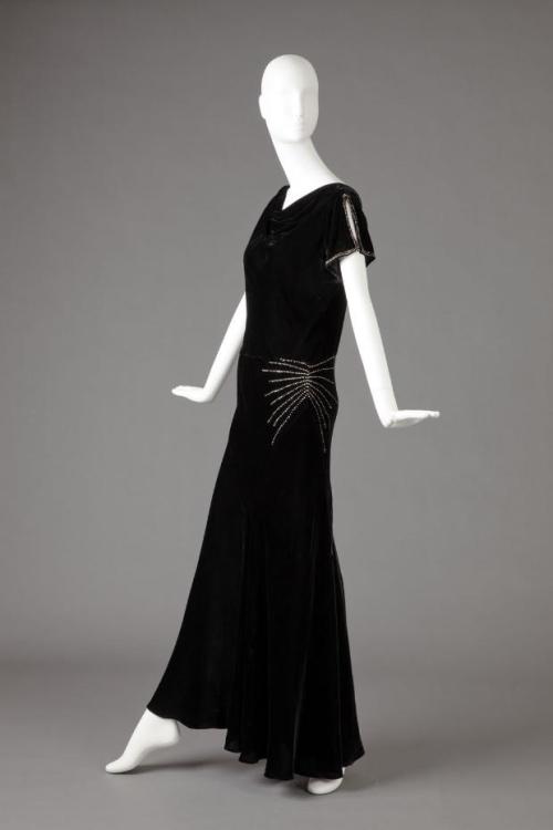 omgthatdress:
“Evening Dress
1930s
The Goldstein Museum of Design
”