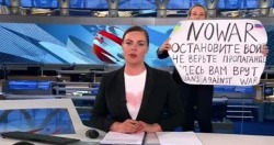 afloweroutofstone:russiawave:enagismos:russiawave:antiwar protest live on air on Russian TV. “stop the war. don’t believe propaganda, they’re lying to you”to add some context: this is the First Channel, a Russian federal channel