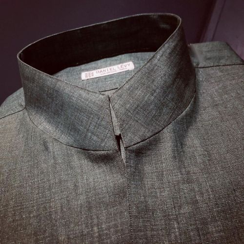 Chemise sur-mesure en lin à col Monsieur Pierre pour mon client. . Bespoke shirt in linen with Monsi