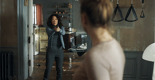 always-on-fire-for-sara:Villanelle being held at gunpoint by her girlfriends