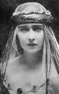 historicaltimes: Princess Maria of Romania, future Queen of Yugoslavia, on her 1922 wedding day. via reddit 