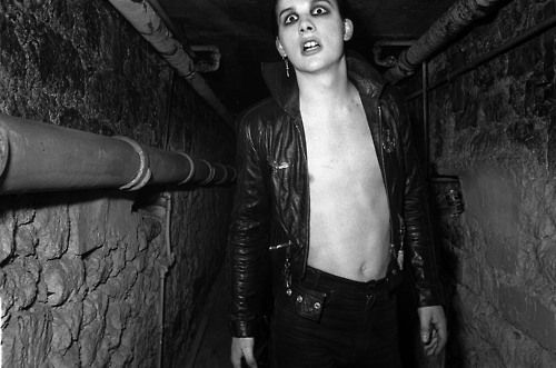 vaticanrust:  Dave Vanian, 1977.  Photo by Alain Bali.