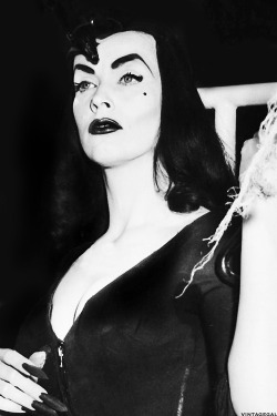 vintagegal:  Vampira 