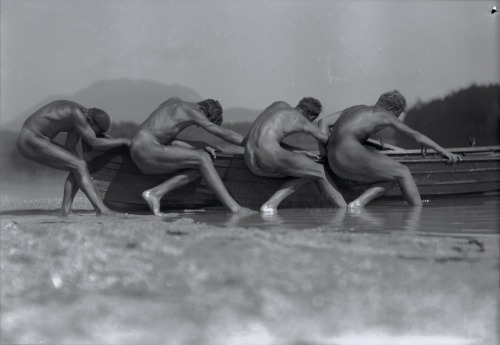 Nude-study at the lake, circa 1930 | ph. Rudolf Koppitz