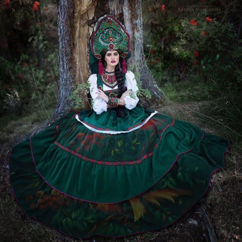 notimpossiblejustabitunlikely:ohsoromanov:Margarita Kareva bringing Russian fairy tales to life.  Fo