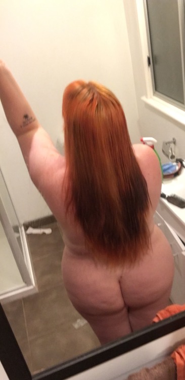 ladylovessex: My bathroom is a mess but my butt is nice.