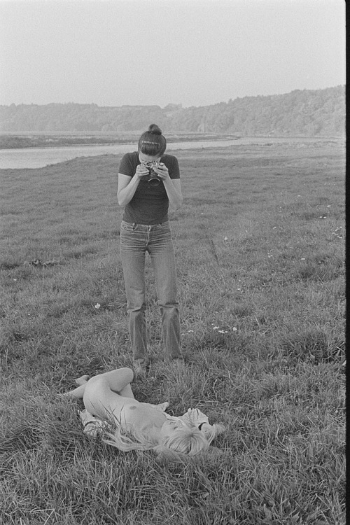 Höfgen. Akt-Pleinair 1979. Eva Mahn beim Fotografieren einer liegenden jungen Frau am Ufer der Mulde