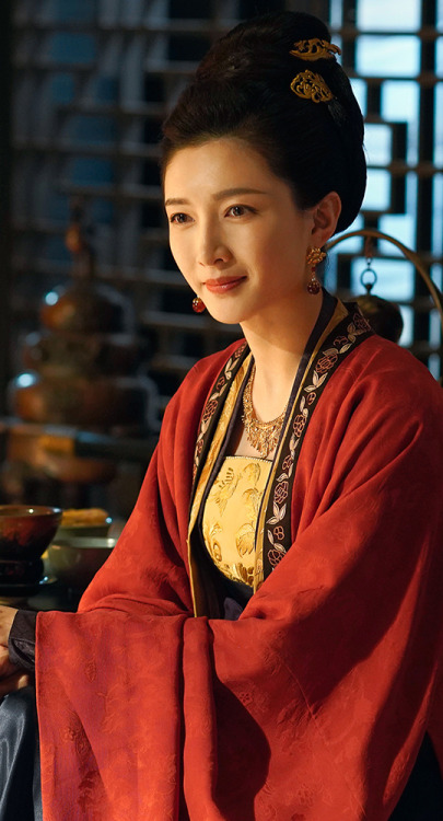 Traditional Chinese hanfu in the Song dynasty-set Cdrama Serenade of Peaceful Joy.