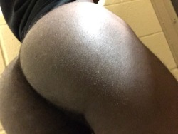 myjuicybootyhole:  My Big booty 😋😋