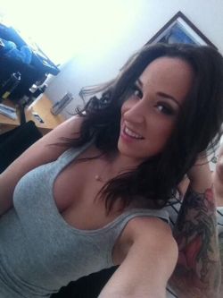 jenakrone:Stunning selfy cleavage http://is.gd/X55I60z7WrYTjRT