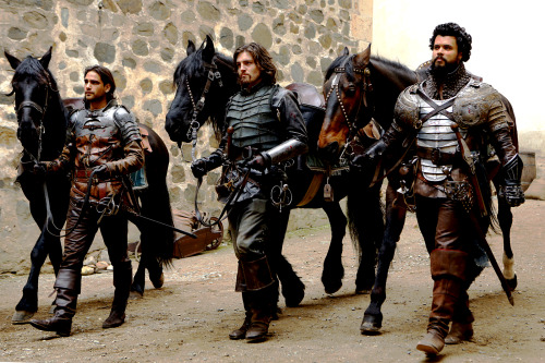 Porthos [plus Athos & D'artagnan] in The Musketeers 3x01[ x ]