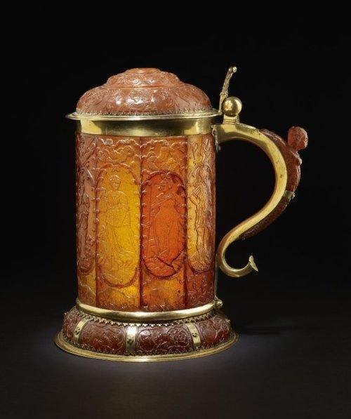 historyarchaeologyartefacts:Tankard, 1640-1660. Carved amber mounted in silver gilt. Königsberg [OS]