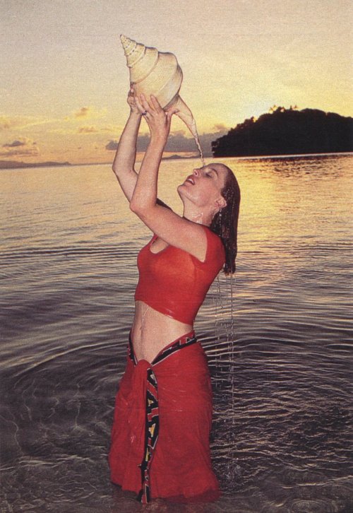 onthecoverofamagazine:Gillian Anderson || Hawaii, 1996Foto: Jadran Lazic