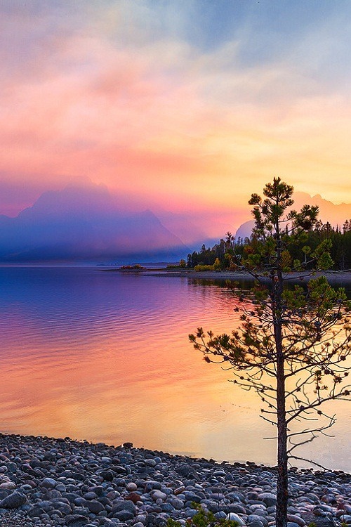 colorsoflust:  ponderation:  Smokey Teton Sunset by Sherry Bell  Beautiful moments 