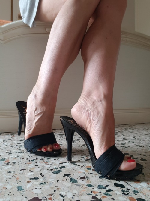 kittygirl-74:Heels ❤#heels #highheels #opentoes #toes #rednails #footfetishgroup #podolatria #princessfeet #italianfeet #maturefeet #tacchi #zoccolette 