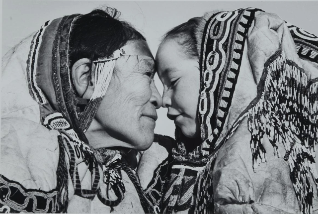federer7:An Inuit woman and child giving each other a kunik. Padlei, Nunavut, Canada around 1950Photo by Richard Harrington