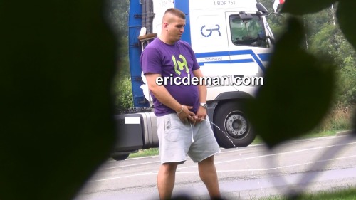 edemansmalesportsblog:  it’s summertime at the bushes ! and at ericdeman.com ! preview stills part one so much HOT truckers and others I caught pissing, like here you see young footballers (I show you one of them )  ALL my own my videos in FULL HD :