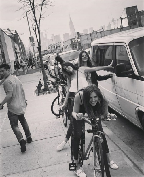themestherprotectionsquad:Esther having some fun with her friends in New York ‍♀️