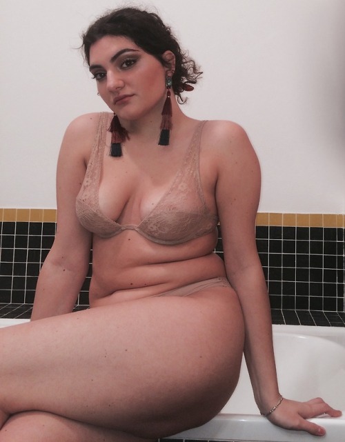 ragazza-torrente: I’m fat but still cute porn pictures