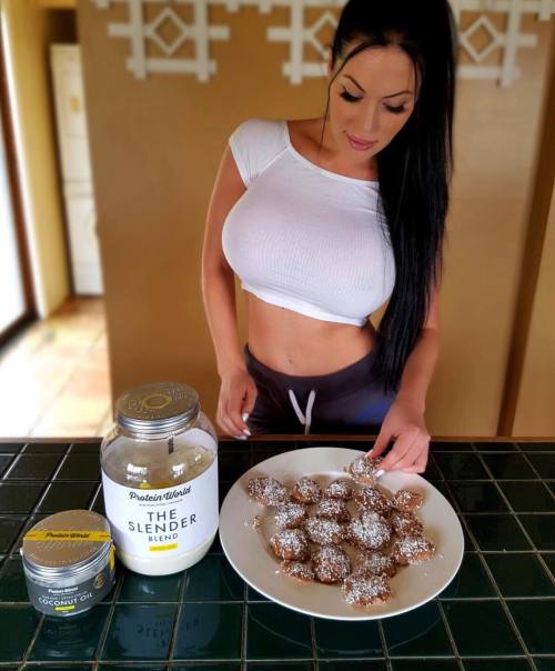 Made my favourite @proteinworld Raw Chocolate Fudge Energy Balls. These are so yummy and are high protein 💪 They are made with:  Half cup Almonds  Half cup Cashews  1 cup Dates ¼ cup Dried Berries 2 scoops Protein Powder 2 tbsp Cocoa 2 tbsp