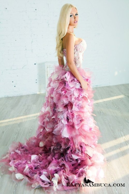 bimbointhemaking: themodernstepford: If you were looking for bimbo wedding inspiration, look no fur