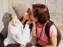 lipstick-lesbian:  ♀♡♀