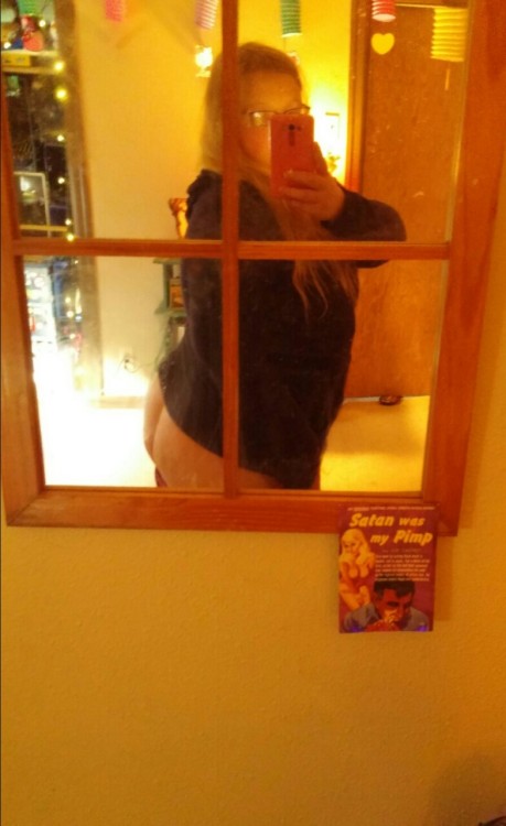 alice-is-wet:  Boooooooty poppin’!  Xoxo Alice