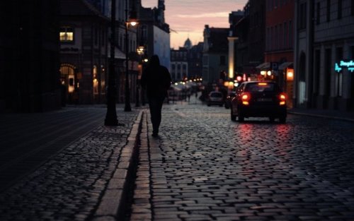 A quei tempi era sempre festa.
Bastava uscire di casa e attraversare la strada, per diventare come matte, e tutto era bello, specialmente di notte…..
Pavese