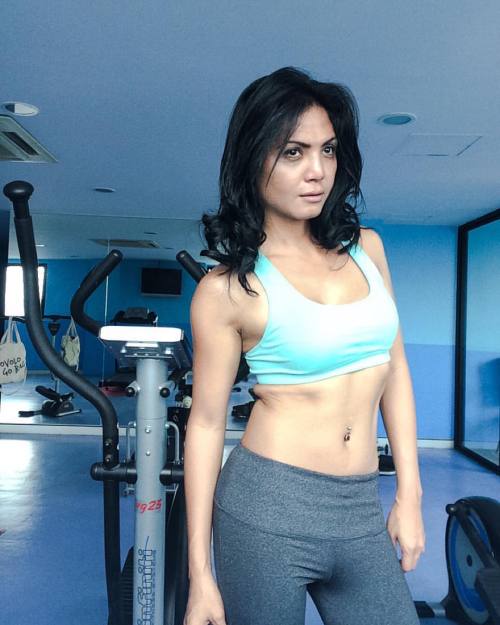 iamsophiaabella:  #cureboredom at the #gym Gym machines are boring, CrossFit is sadistic, and dieting sucks. I need Meiji 