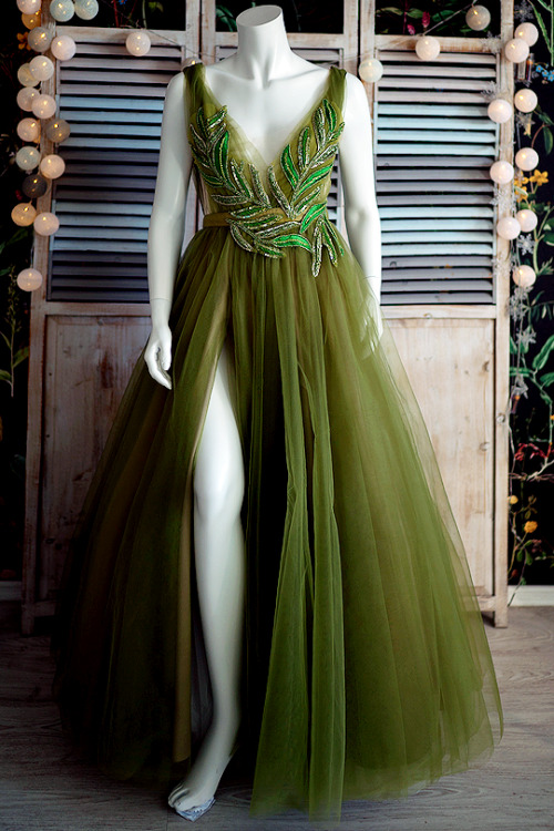 fashion-runways:CHOTRONETTE ‘Forest Fondant’ dress if you want to support this blog consider donatin