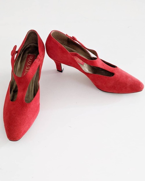 Red Hot (Coming Soon) . . #vintagepumps #tstrap #redmary #lazygirlsunday #vintagelooks #vintagegirls