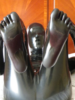 apaaps:  Rubber feet in your face. Libidex