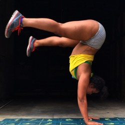 fittestbaeonearth:  I’ve been trying to do an unassisted hollow back for over a year now and STILL can’t get it! But I won’t give up, and neither should you 💪__________________________[HANDSTAND]