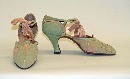 ephemeral-elegance:  Gold Leather Trimmed Suede Shoes, ca. 1928-33 Bob, Inc., N.Y. via The Met 